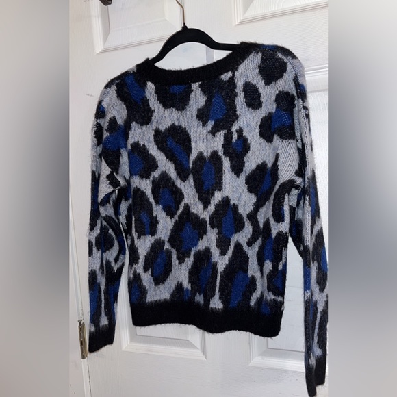 Cropped Cheetah Print Sweater 🖤💙 - Picture 2 of 3